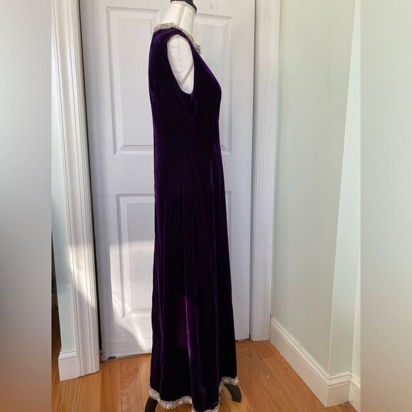 1960s Voluptuous Purple Velvet Maxi Dress - Picture 7 of 13